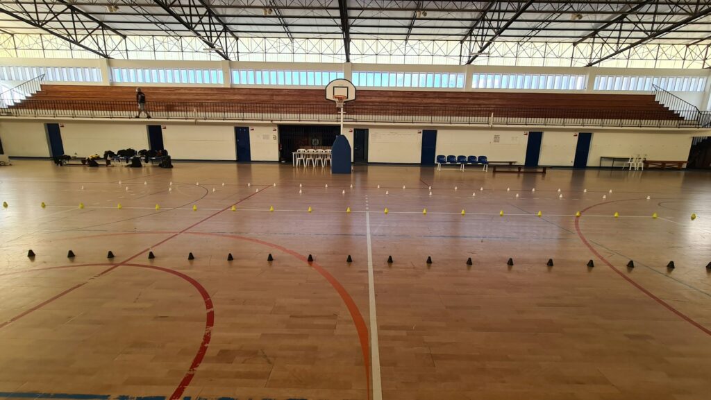 Sala sportowa z boiskiem do koszykówki i trybuną